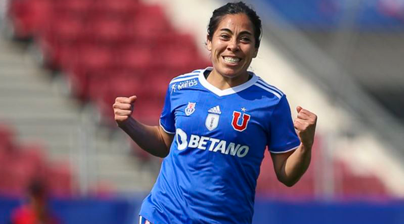 Yessenia López jugando por la U